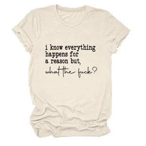 Vue détaillée du t-shirt décontracté beige avec motif imprimé noir à lettres
