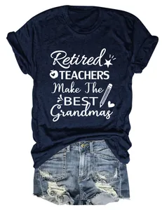 Primer plano de camiseta azul marino con la frase 'Retired Teachers Make The Best Grandmas'