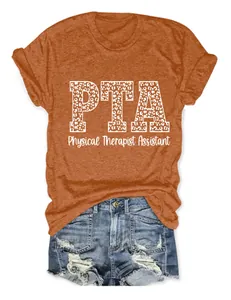 Detalle de la camiseta naranja PTA Physical Therapist Assistant con letras de leopardo