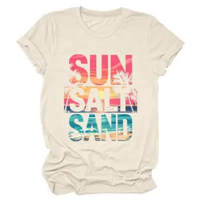 Vista dettagliata della t-shirt crema con vivace stampa grafica da spiaggia Sun Salt Sand
