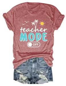Camiseta roja con gráfico teacher MODE OFF y pantalones cortos de mezclilla para el verano.
