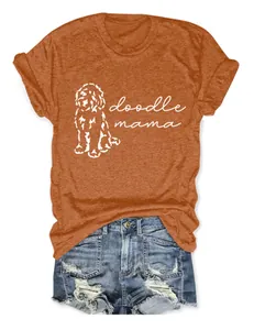Détail du t-shirt graphique orange 'Doodle Mama' avec imprimé chien blanc mignon