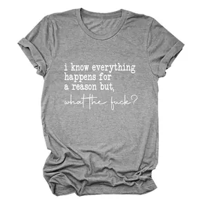 Vue détaillée d'un t-shirt gris pour femme avec slogan blanc 'I know everything'