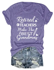 Detalle del estampado gráfico blanco en camiseta morada para profesoras jubiladas y abuelas