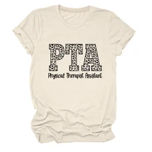 Detalle del estampado Physical Therapist Assistant en camiseta beige