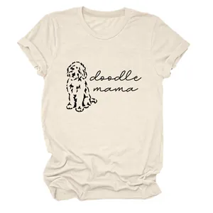 Détail du motif imprimé doodle mama sur un t-shirt beige doux à col rond pour femme