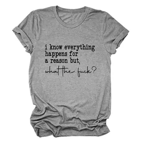 Détail d'un t-shirt gris avec le texte 'i know everything happens for a reason'