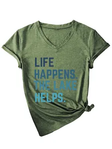 Hoogwaardig detail van groen dames T-shirt met V-hals en de tekst Life Happens nu
