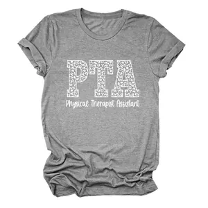 Detalle macro del gráfico PTA Physical Therapist Assistant en una camiseta gris de algodón.
