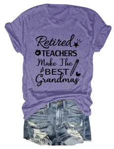 Vista detalle de camiseta violeta con eslogan Retired Teachers y diseño de corazón