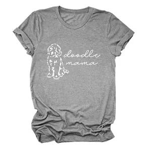 Détail du t-shirt gris doodle mama pour femmes avec imprimé graphique de chien blanc