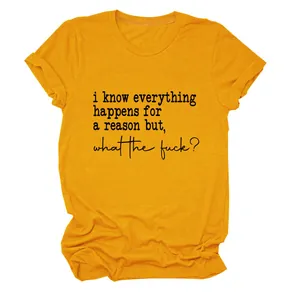 Vue détaillée d'un t-shirt jaune avec l'imprimé humoristique 'I know everything happens'.