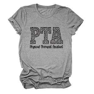 Camiseta gris de cuello redondo con estampado de leopardo PTA y texto de fisioterapia.