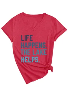 Rood dames T-shirt met V-hals en de tekst 'Life Happens The Lake Helps' print.