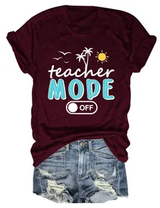 Vista detallada del estampado gráfico Teacher Mode Off en una camiseta de verano granate.