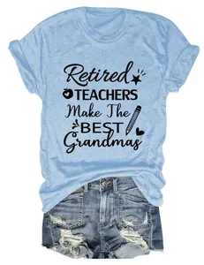 Detalle camiseta azul mujer con estampado Retired Teachers Make The Best Grandmas