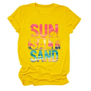 Vista dettagliata della t-shirt gialla a girocollo con stampa SUN SALT SAND mare