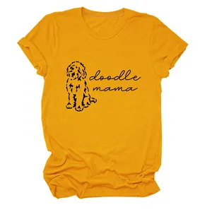 Détail du t-shirt jaune Doodle Mama avec imprimé chien mignon et texte.