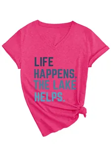 Detailweergave van een magenta dames T-shirt met V-hals en 'Life Happens. The Lake Helps.' print