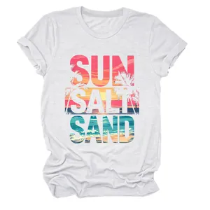 Vista dettagliata della stampa grafica Sun Salt Sand su t-shirt estiva bianca da donna