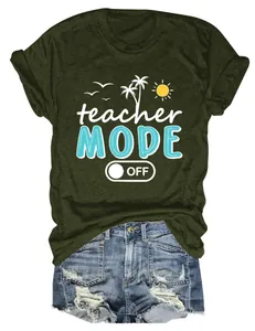 Vista detallada de la camiseta verde oliva para mujer con el eslogan Teacher Mode Off