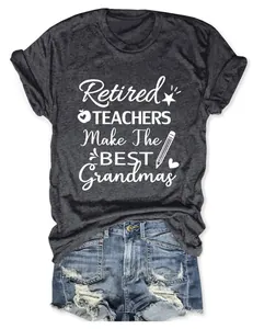 Detalle del gráfico 'Retired Teachers Make The BEST Grandmas' en una camiseta gris marengo.