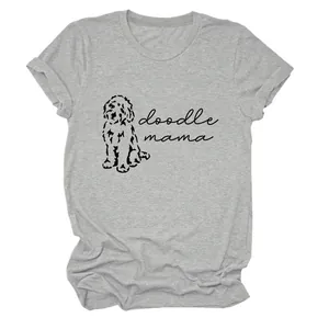 Détail d'un t-shirt gris à col rond présentant une illustration de chien 'doodle mama'.