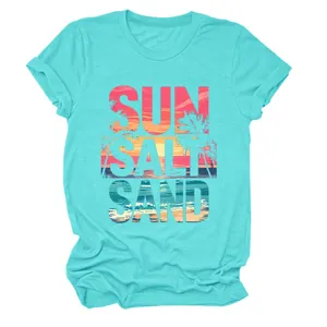 Vista dettagliata della t-shirt turchese da donna con stampa spiaggia Sun Salt Sand.