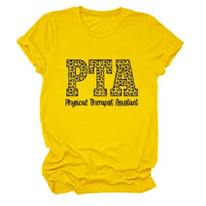 Primer plano de la camiseta amarilla PTA Physical Therapist Assistant con leopardo