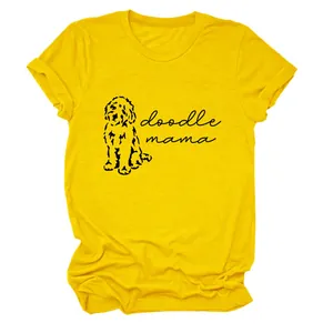 Détail d'un t-shirt jaune avec un motif graphique noir de chien doodle mama