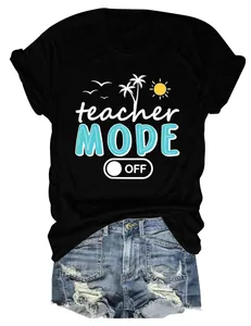 Primer plano del gráfico Teacher Mode Off en una camiseta negra de manga corta para mujer