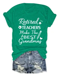 Primer plano de camiseta verde con texto Retired Teachers Make The Best Grandmas.