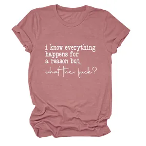 Détail d'un t-shirt à slogan avec l'imprimé 'I know everything happens for a reason'