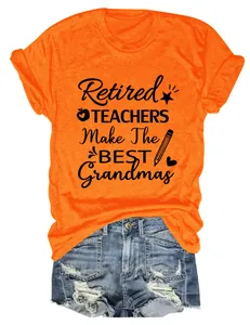 Detalle de una camiseta naranja brillante con el lema 'Retired Teachers Make The Best Grandmas'.