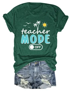 Detalle de camiseta verde oscuro teacher mode off combinada con shorts de jean rotos.
