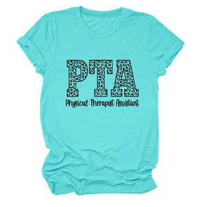 Detalle de camiseta turquesa PTA Physical Therapist Assistant estampado de leopardo