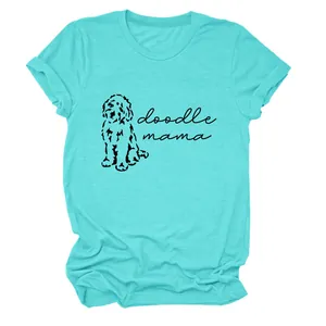 Détail du design graphique du chien doodle mama sur un t-shirt turquoise pour femme