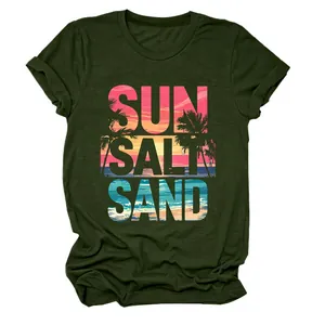 Primo piano della stampa Sun Salt Sand su t-shirt casual da donna verde scuro