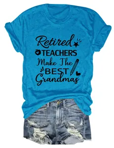 Camiseta azul con frase Retired Teachers Make The Best Grandmas