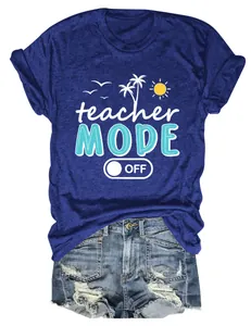Primer plano del diseño 'teacher MODE OFF' en una camiseta azul de verano para mujer