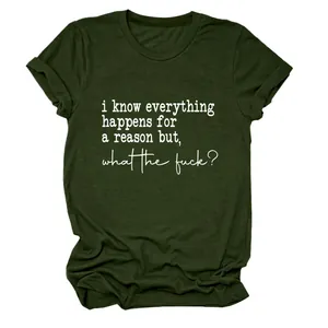 Détail d'un t-shirt décontracté vert pour femme avec slogan blanc 'i know everything'