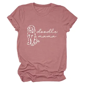 Détail du graphique du chien doodle blanc et du texte doodle mama sur un t-shirt rose poudré