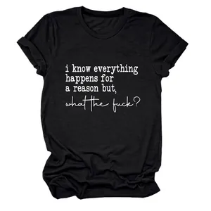 Vue détaillée d'un t-shirt noir à col rond pour femme avec un slogan imprimé amusant