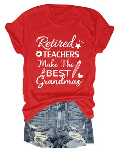Detalle de la camiseta roja 'Retired Teachers Make The Best Grandmas' con corazones.