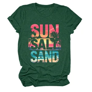 Dettaglio t-shirt donna verde scuro con stampa grafica spiaggia tropicale SUN SALT SAND