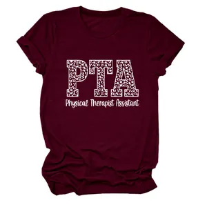 Camiseta granate con diseño PTA de leopardo y texto de Physical Therapist Assistant.