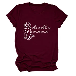 Détail de l'inscription 'doodle mama' et du graphique de chien sur un t-shirt bordeaux