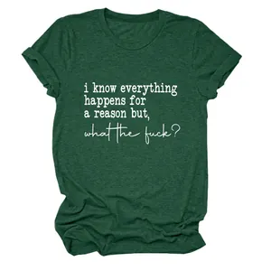 Gros plan sur un t-shirt vert avec la citation "I know everything happens for a reason".