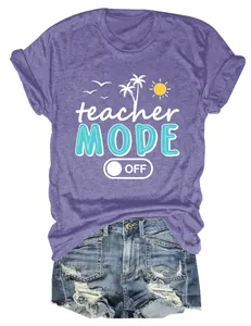 Camiseta de verano morada para mujer 'Teacher Mode Off' con pantalones cortos vaqueros