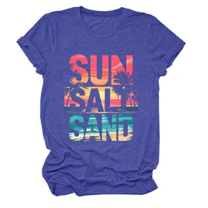 Primo piano di una t-shirt blu da donna con stampa grafica SUN SALT SAND